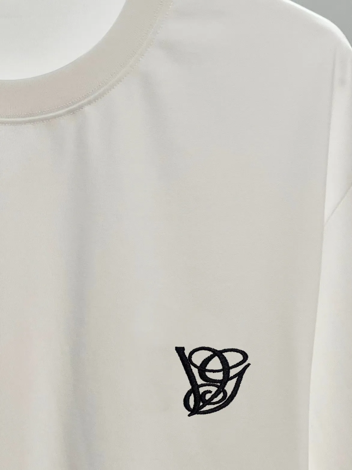 Valentino*Valentino Classic embroidered letter logo on the chest🔥long-sleeved T-shirt✅Boutique top quality craftsmanship‼ Three complete standards ●340g pure cotton ●Imported embroidery ●Pure cotton fabric ●Customized 1:1 trademark ●Slightly loose version ●Size; S M L XL